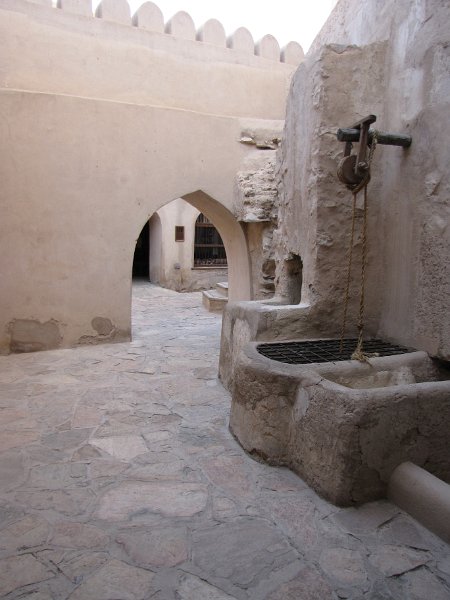 040211_nizwa fort waterput.JPG - Mooi doorkijkje bij de waterput in het fort van Nizwa.